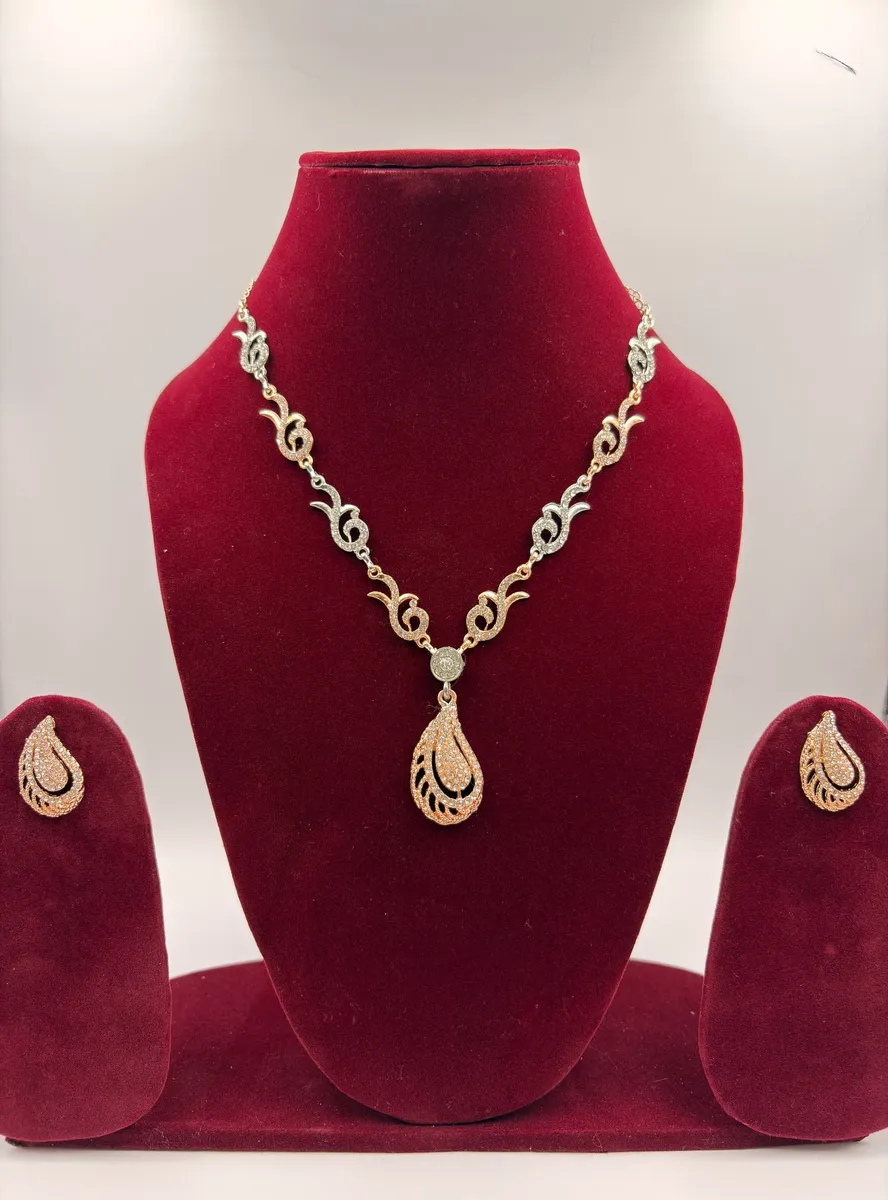 Elegant Gold Tone Teardrop Pendant Necklace Set – Fashion Jewellery for Women