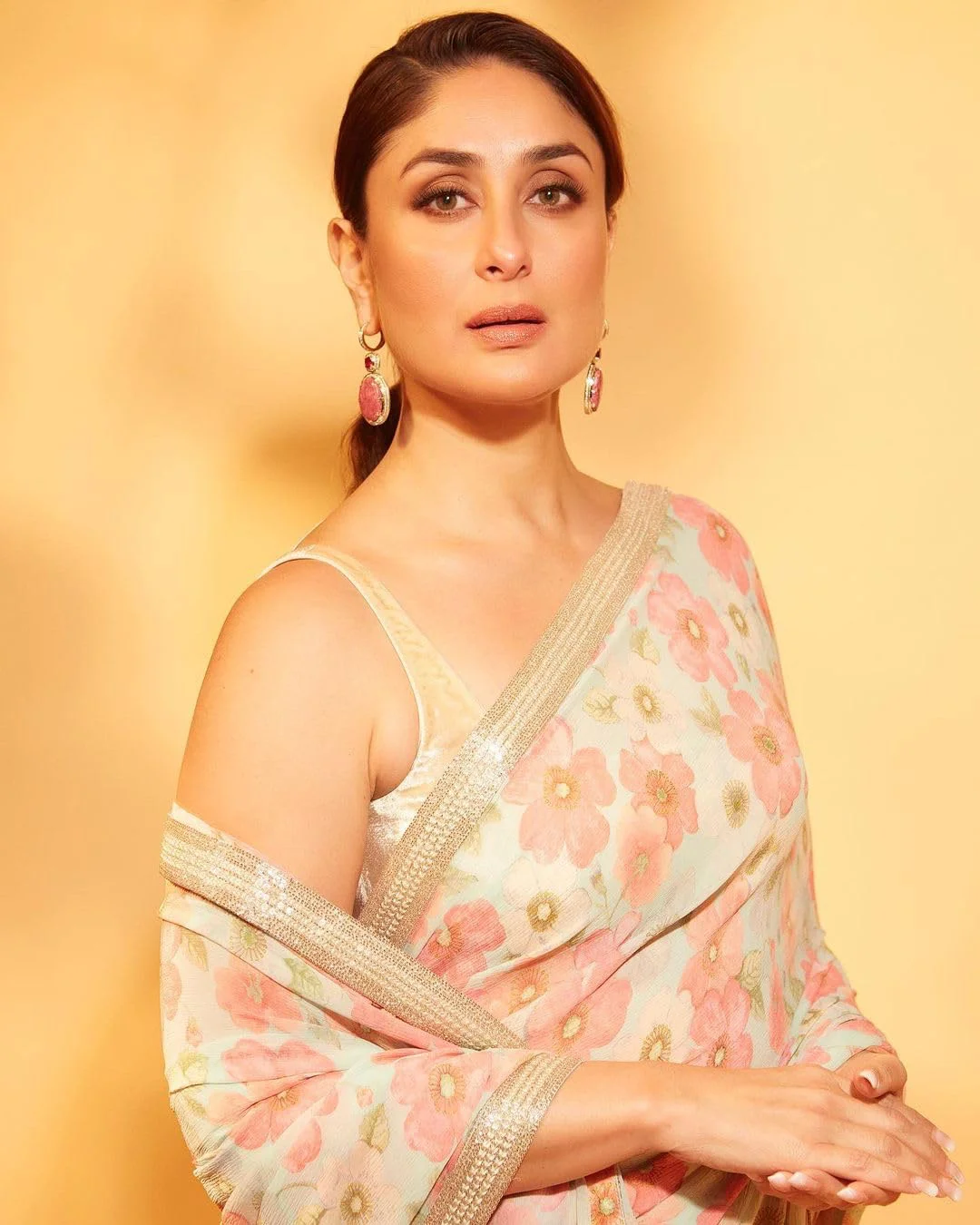 Sidhidata Women's Georgette Floral Printed Saree With Unstitched Blouse Piece (Kareena Flower_Cream_Free Size) - image 5